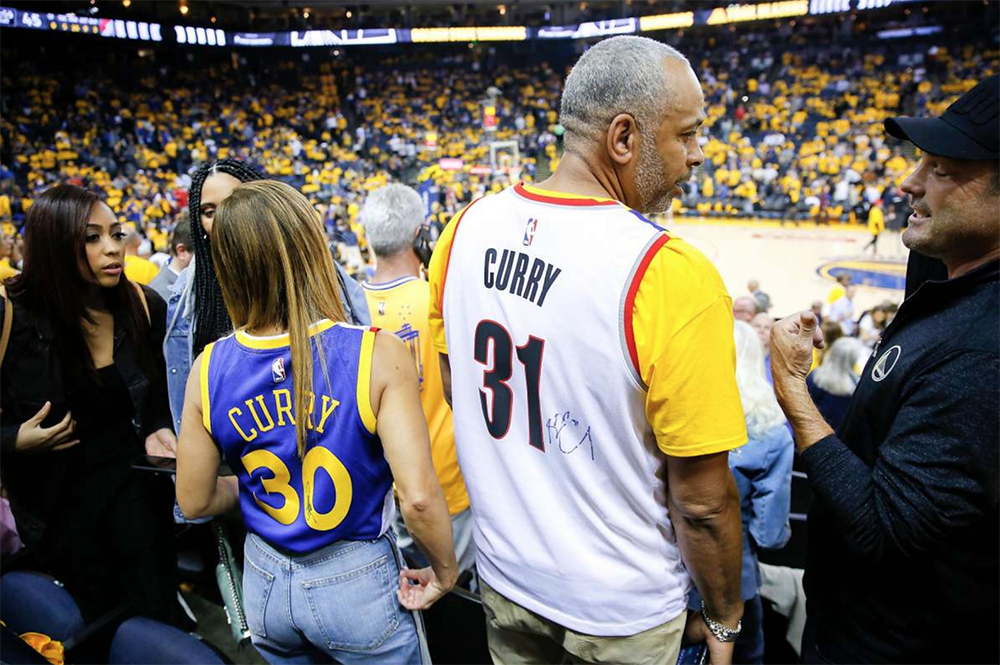 Cực khổ như bố mẹ nhà Curry khi đi ủng hộ hai con trai ở hai đầu chiến tuyến NBA Playoffs